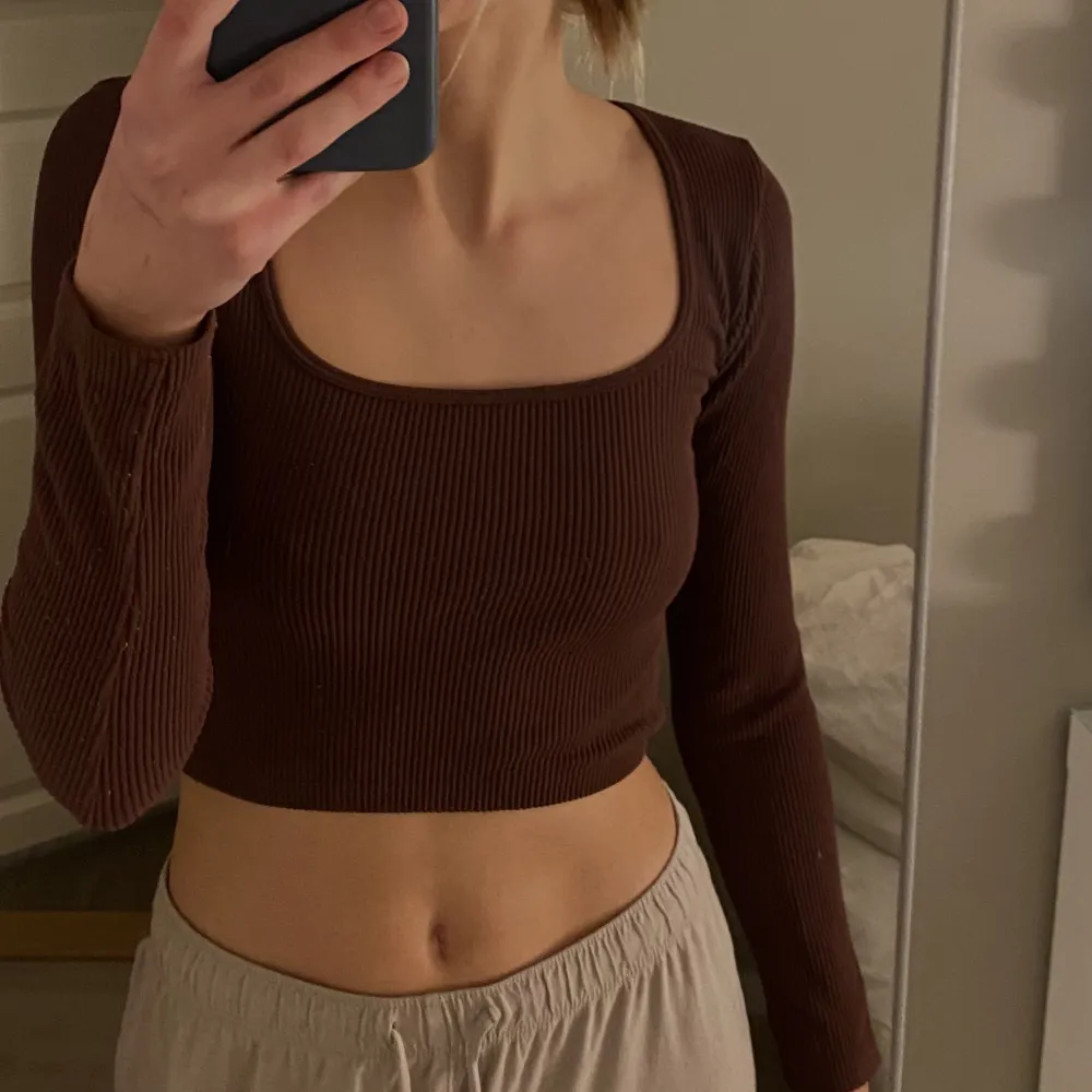 Brun tröja ifrån zara i superskönt stretchigt seamless material🤎bra skick!!. Toppar.