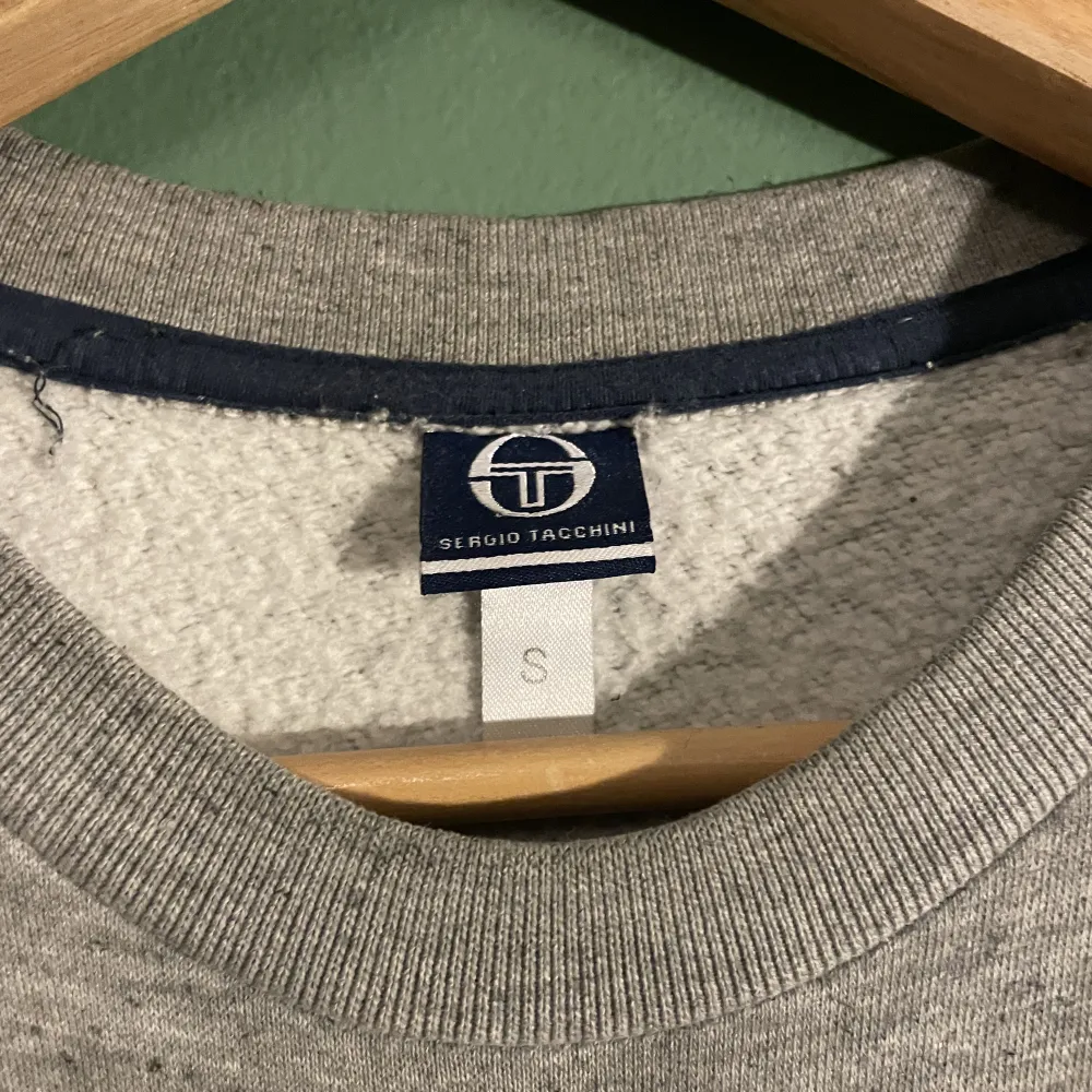 Ett mycket fint vintage plagg ifrån Sergio Tacchini!. Neuletakit & Villapaidat.