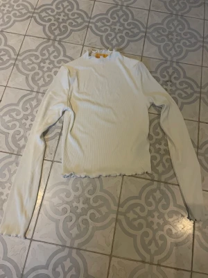 Topp från Gina tricot - Topp från Gina i str 146/152