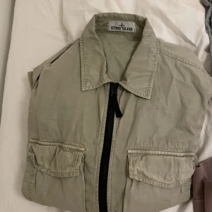 Stone island overshirt  - Strl M Cond 8/10 Nypris 3k+ Pris 1700kr  Vid fler bilder/ frågor hör av er så löser jag det