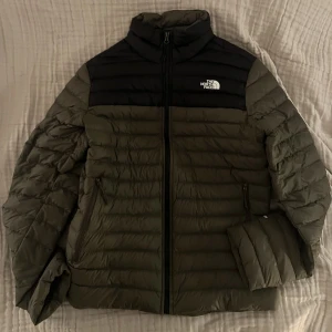 North face - Oanvänd North face jacka i en jätte fin grön färg. Jackan är S i man-storlek men passar mig som är 1.78 