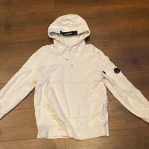 Cp company hoodie - Köpt på miinto Nypris 2499  Storlek xl 