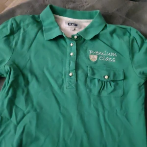 Ridtröja  - Ridtröja använd en gång, saknar en knapp.