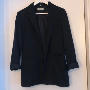 Kavaj/blazer - Säljer en svart blazer med röda linjer 