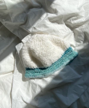 virkad mössa - Virkad hatt av mig!  Köper majoriteten av mina garn second hand, därför kan innehållet variera och är oftast inte specifierat.  