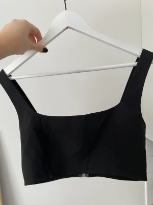 Croppad topp - Topp från missguided med dragkedja bak. Kan mötas upp i Göteborg, annars står köparen för frakten