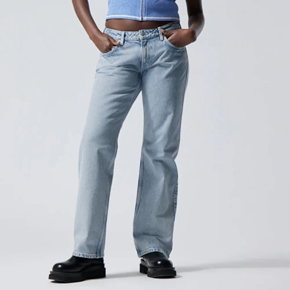 Populära byxor från weekday i modellen Arrow low straight jeans i färgen summer blue. Det är i väldigt bra skick och ser nästan ut som nya.  Originalpris: 590kr  Storlek: W25 L34. Jeans & Byxor.