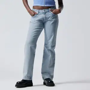 Populära byxor från weekday i modellen Arrow low straight jeans i färgen summer blue. Det är i väldigt bra skick och ser nästan ut som nya.  Originalpris: 590kr  Storlek: W25 L34