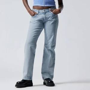 Weekday Arrow Low Straight Jeans - Populära byxor från weekday i modellen Arrow low straight jeans i färgen summer blue. Det är i väldigt bra skick och ser nästan ut som nya.  Originalpris: 590kr  Storlek: W25 L34