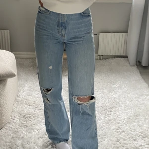 Raka jeans med slitningar  - Högmidjade, strl 32, jag är 170 cm!