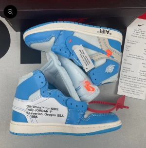 Jordan 1 off white  - Kontakta oss på våran instagram @1sverigeklader och skriv att du är från mig på plick