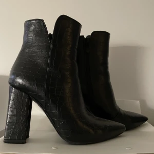 Klackar - Klackar i ormskinnsimitation. Storlek 37. Köpta från Zalando. 