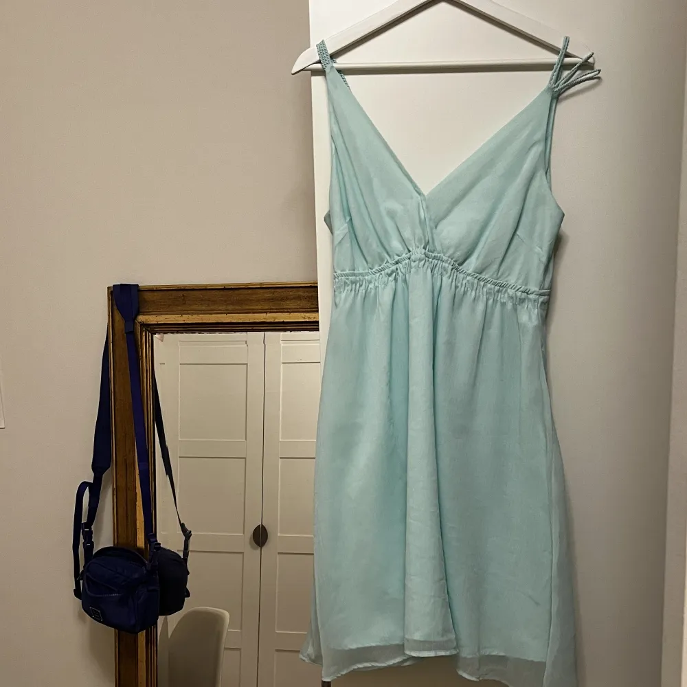 En blå klänning från Vero moda. Ser likadan ut i ryggen. . Klänningar.