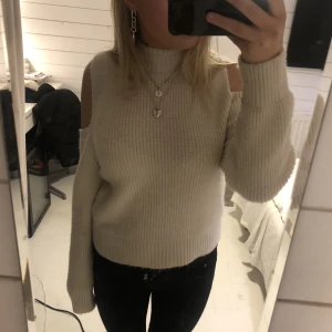 Stickad tröja  - Denna jättefina stickade tröjan från ginatricot💓bra skick💓