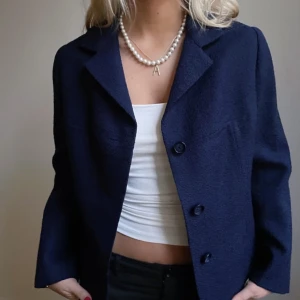 Mörkblå kavajjacka - Säljer min mörkblå kavajjacka som jag köpte från ett UF företag. Säljer då den aldrig kommit till användning. Möts helst gärna upp & frakt ingår inte i priset.💕