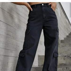 Svarta cargo jeans (oanvända) Dom e skitsnygga men fick inte över höfterna (har breda höfter) 