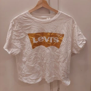 Vit levis  - Jätte snygg vit levis tröja med roseguld tryck. Den är lite kroppad och lite bred. Använd ett fåtal gånger, i bra skick. 85kr+frakt