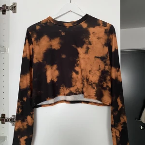 Croppad tröja - Croppad långärmad t-shirt. Kan mötas upp i Göteborg, annars står köparen för frakten