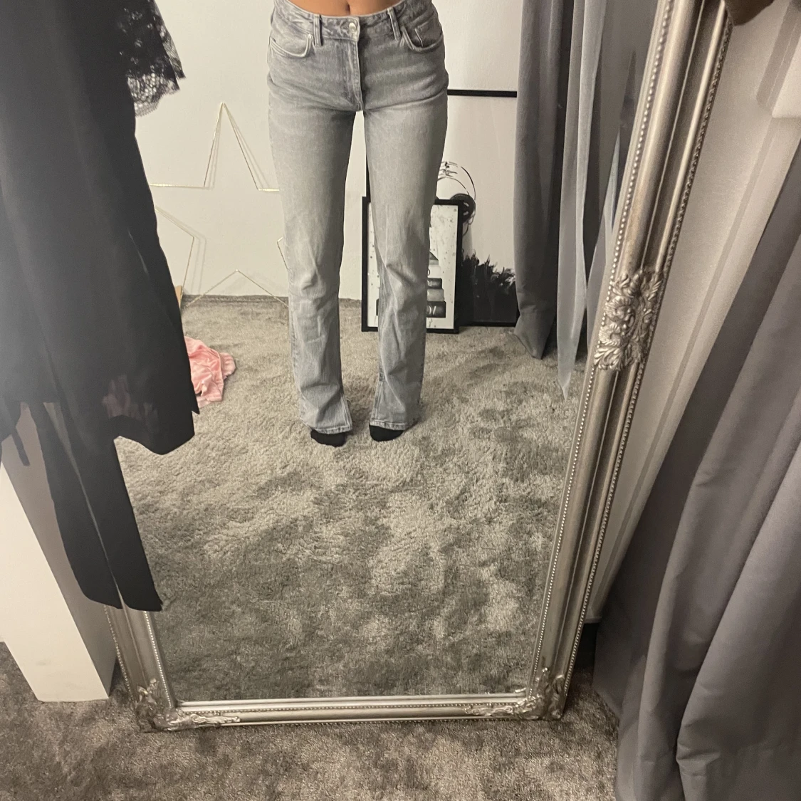 Gråa zara jeans - 90