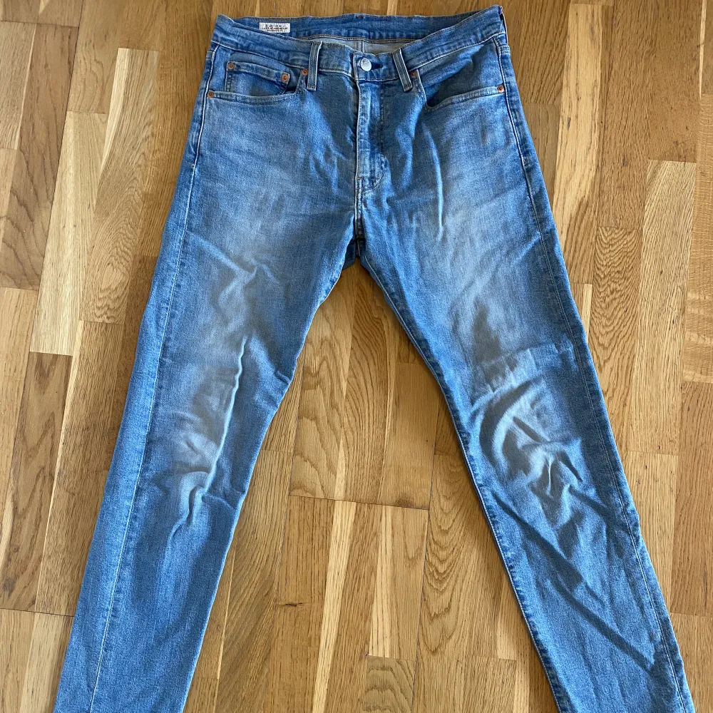 Säljer mina Levi’s Jeans i modellen 512 pga lite användning. Byxorna är använda men i bra skick! Storlek W32 L34.. Jeans & Byxor.