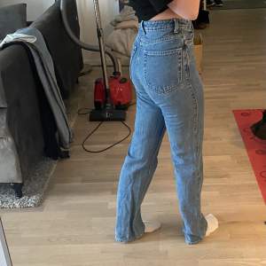 Högmidjade jeans från weekday 