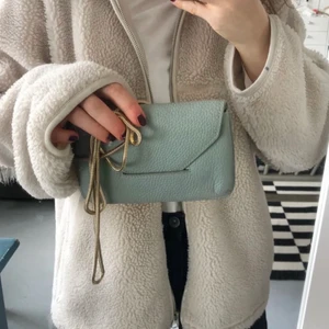 Väska  - Liten kuvertväska från Filippa K i modellen Tyra Purse. Använd någon enstaka gång så är som ny! Nypris 999 kr, köpt på NK. Pm för frågor🧚‍♀️🧚‍♀️ OBS fläcken på första bilden sitter på spegeln och inte väskan! 🌷