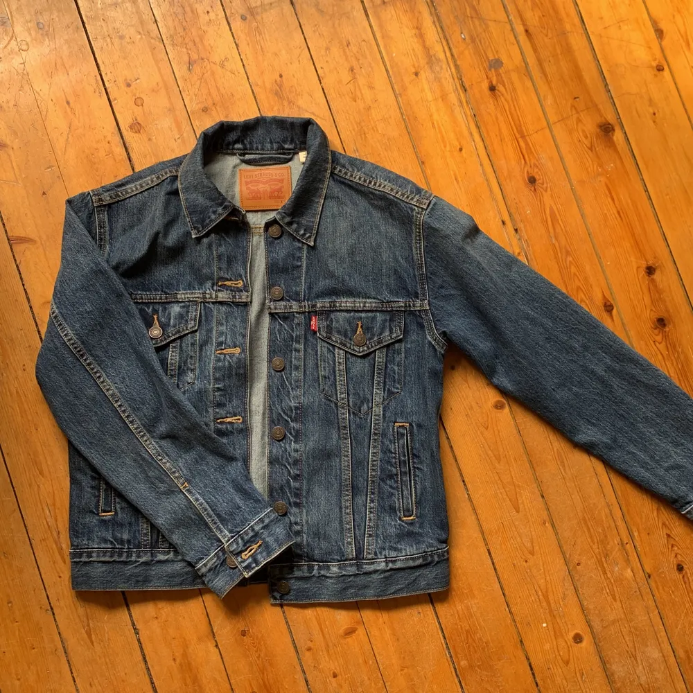 Levis Jeans jacka i storlek XS , aldrig använd och inga defekter 💕. Jackor.