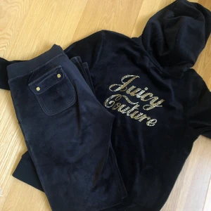 Juicy couture - Då köparen drog sig ur så får jag lägga ut på nytt. Fint skick och svart, jag köpte det förra året och har inga defekter. Köparen betalar frakt och jag tar emot bud! Det är den lite äldre modellen men mycket fin! Är annonsen inte borta är inte settet sålt!