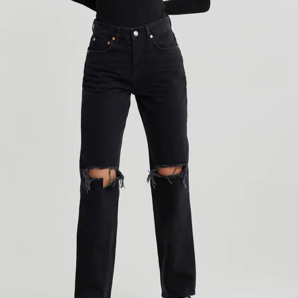 Säljer dessa svarta 90’s jeans med hål ifrån Gina tricot! Super snygga men kommer inte till användning längre. Normala (inte petite eller tall) i storlek 34, med innerbenslängden ca 78cm. Nypris 599kr😋 Pris går att diskutera. Köparen står för frakt.. Jeans & Byxor.