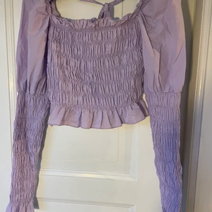 Smockad topp från Gina tricot  - Finslipa topp med smockat liv samt ärmar, går att ha som off shoulder strl 38