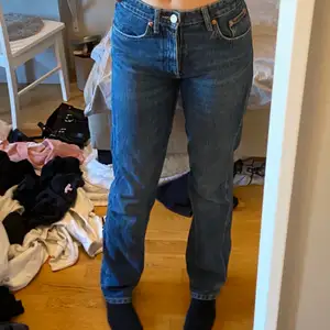 Säljer dessa jeans från zara. De är Sjukt snygga men har ett par liknande så bättre att jag säljer dom. Köpte dom själv på Plick för några månader sedan. De är lite slitna där bak men inget som märks när de sitter på skulle jag inte säga. De är en gammal modell så tror inte de säljs längre. ❤️ är 168 och dessa är långa på mig men tycker de är en bra längd. 