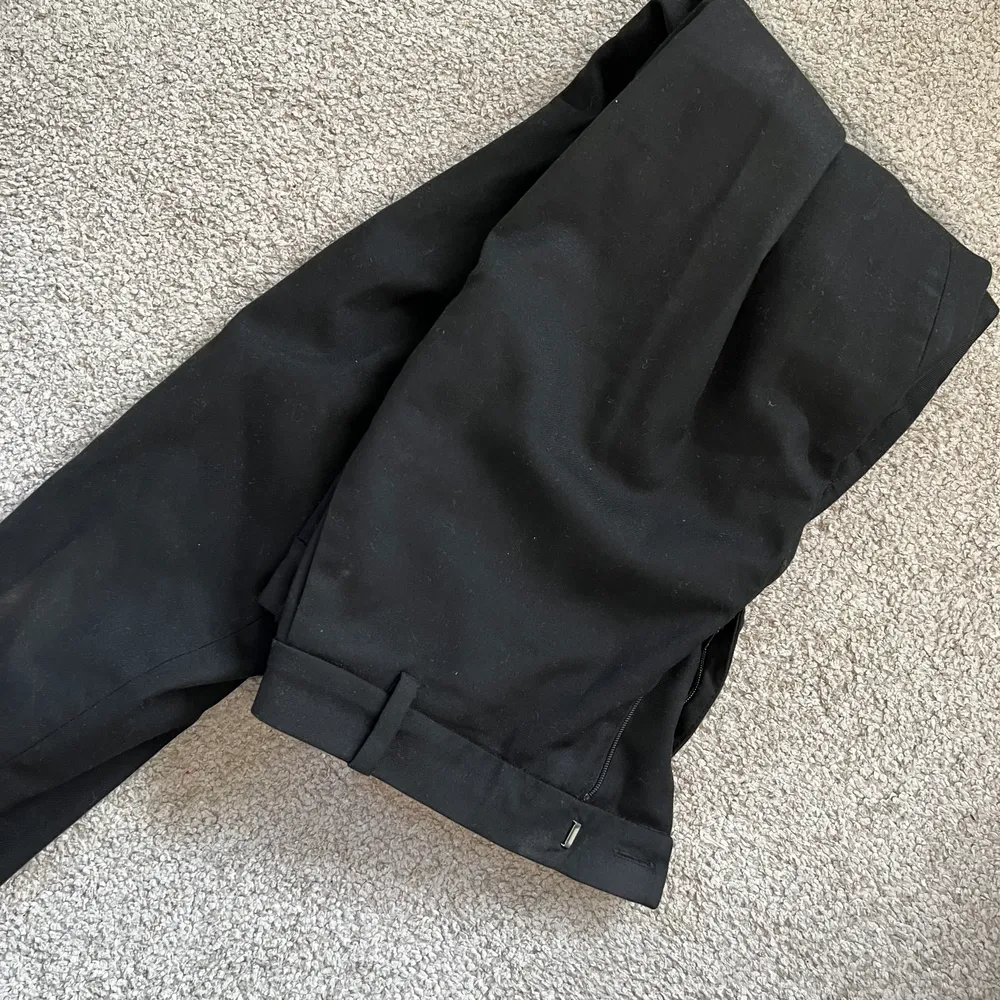 Svarta kostymbyxor utan pressveck. . Jeans & Byxor.
