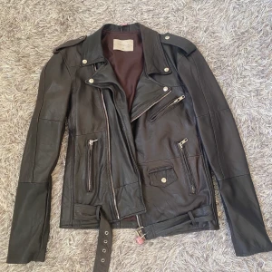 Skinnjacka dead wood  - Skinnjacka i strl 42. Märket dead wood. Nypris 4500. Använd några få gånger.