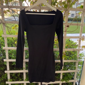 Klänning från Bik Bok, storlek M - Svart klänning från Bik Bok. Storlek M. Ordinarie pris 399. Jag är 156 cm, klänningen går till knäna på mig. Använd en gång förra sommaren. Säljer då den inte kommer till användning. Kan mötas i centrala Norrköping eller fraktas men då står köparen för frakten 😊