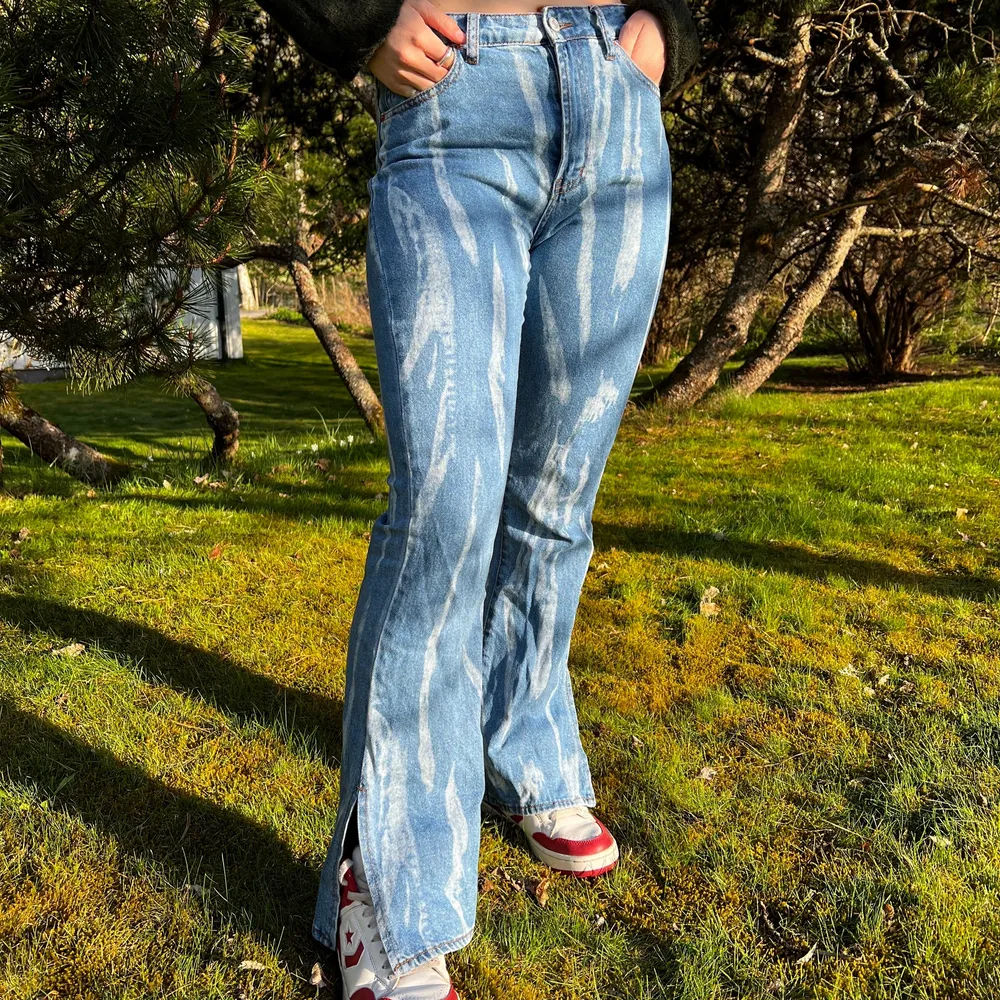 Så feta jeans med en liten slits. Jeans & Byxor.