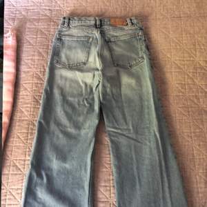 Monki jeans köpta här på plick för 1-2 år sen! Andra bilden är lånad från Monkis hemsida ☺️ Står storlek 25 på byxorna, men på annonsen jag köpte ifrån stod det 24. Olika mått går att fixa om man vill ha det! Pris kan diskuteras!