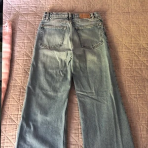 Blåa jeans - Monki jeans köpta här på plick för 1-2 år sen! Andra bilden är lånad från Monkis hemsida ☺️ Står storlek 25 på byxorna, men på annonsen jag köpte ifrån stod det 24. Olika mått går att fixa om man vill ha det! Pris kan diskuteras!
