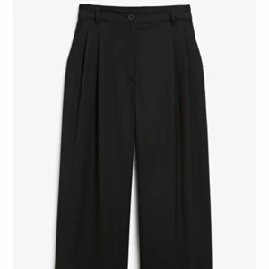 170 kr, kr, storlek 40 - Svarta kostymbyxor från Monki. Storlek 40. Säljer då den inte kommer till användning. Kan mötas i centrala Norrköping eller fraktas men då står köparen för frakten 😊