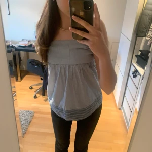 abercrombie topp - säljer min ursnygga abercrombie topp, som inte går och få tag på längre! 💙💜 den är sparsamt använd och i gott skick! Storleken är L, men skulle säga att den sitter mer som en M. Hör av dig privat till mig om du är intresserad! 🤍🤍