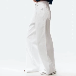Zara Jeans (ZW THE CAIA) - Säljer mina jeans från zara då de tyvärr blivit försmå. Storlek 34, superfint skick. Nypris är 559kr Hör av er vid frågor eller för fler bilder!❤️