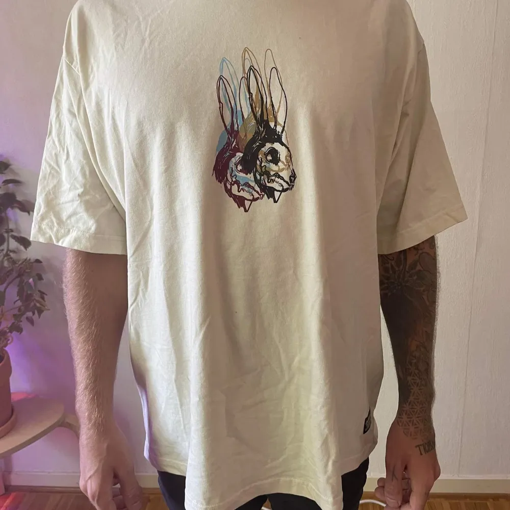 En mycket oanvänd t-shirt från Levi med trycket av zombie harar! Det är ngt coolt med det, men tyvärr inte för mej. Xl och jag är 183 cm. T-shirts.