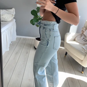 Ljusa jeans  - Ljusa jeans ifrån Gina tricot med en ”knytning” i midjan. (Midjebandet är borttagbart). Storlek 36. Fri från defekter 🌼 frakt tillkommer på 66 kr. 