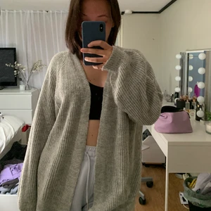 Stickad kofta  - Super skön stickad kofta från ASOS, typ aldrig använd! 