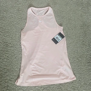 Träningslinne Nike - Helt nytt ljusrosa träningslinne från Nike! Aldrig använda och har prislapparna kvar. Fick det i present och det passade inte mig. Är i storlek Xs men passar definitivt en S också🤍