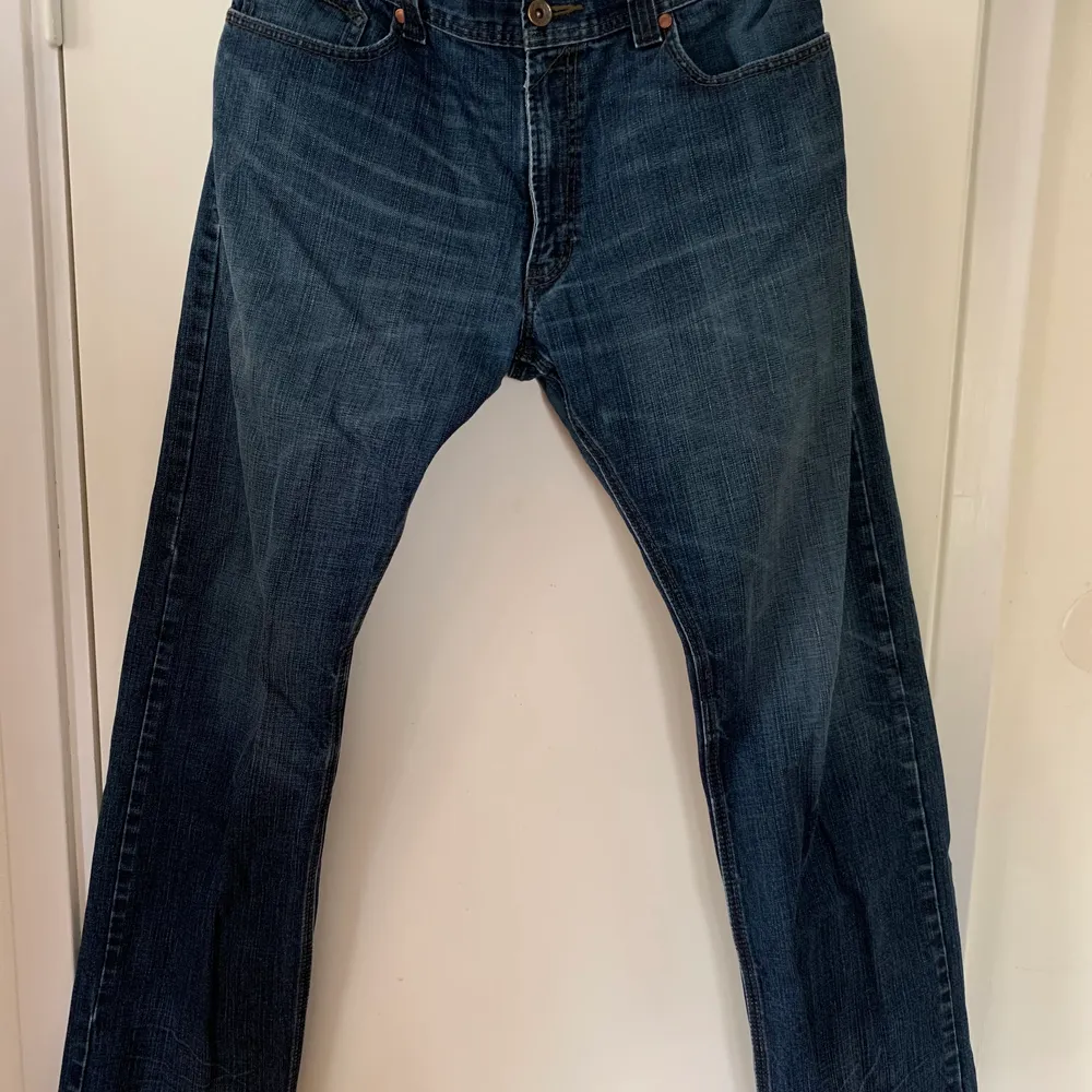 sköna vintage Levi’s W34 L34 säljs då jag har alldeles för många par byxor och måste rensa min garderob lite . Jeans & Byxor.