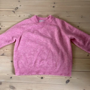 Stickad tröja från Zara - Intressekoll på denna superfina populära tröja från Zara super fin på en sommarkväll , den är slutsåld på hemsidan och köptes för 400❤️‍🔥 använd ett fåtal gånger och har inga skador😍 Säljer ändats vid bra bud❤️ !!KÖPAREN STÅR FÖR FRAKT!!