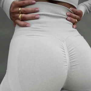 All way out tights - All way out tränings tights, strl M men sitter som en S/M tycker jag. Använda 1 gång, bilden i mitten är mer överens med den riktiga färgen då dom är mer beige i färgen än de andra bilderna. Formar rumpan snyggt! 