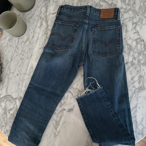 501 Levis jeans strl 24  - Säljer mina älskade 501 då de har blivit för små i strl för mig! 