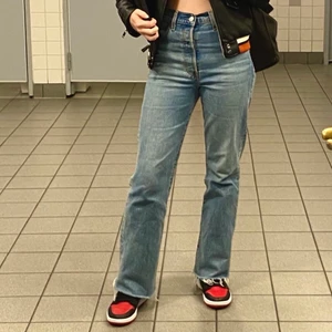 Levi’s Ribcage Crop Flare Jeans - Säljer dessa raka/lite utsvängda Levi’s jeans då de inte passar mig längre 💓 Det står att längden är 28 men skulle mer säga att de är L30, då de är lika långa som mitt par 501 som är L30. Och midjemåttet är W25 💕(Skickas med spårbar frakt för 66 kr) 