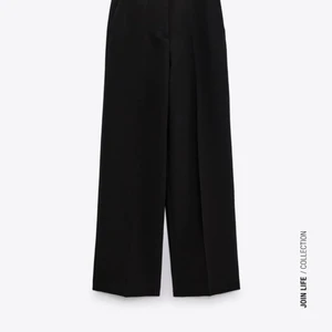 Zara - Vid byxa svart - Säljer vida kostymbyxor i svart färg från Zara i storlek XS med referenummret 2020/521. Helt oanvända med prislapp kvar. Nypris i butik är 399 kr. Ingen returrätt!